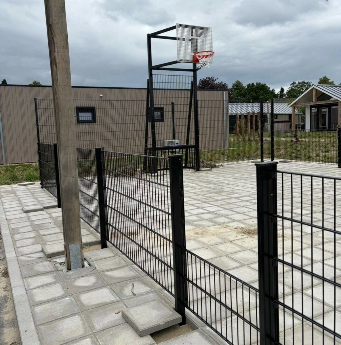 Maatwerk pannakooi met basketbal geplaatst in Yerseke 5 Detail van verzinkt en gecoat pannakooi hekwerk met Security-staanders in RAL 9005 diepzwart